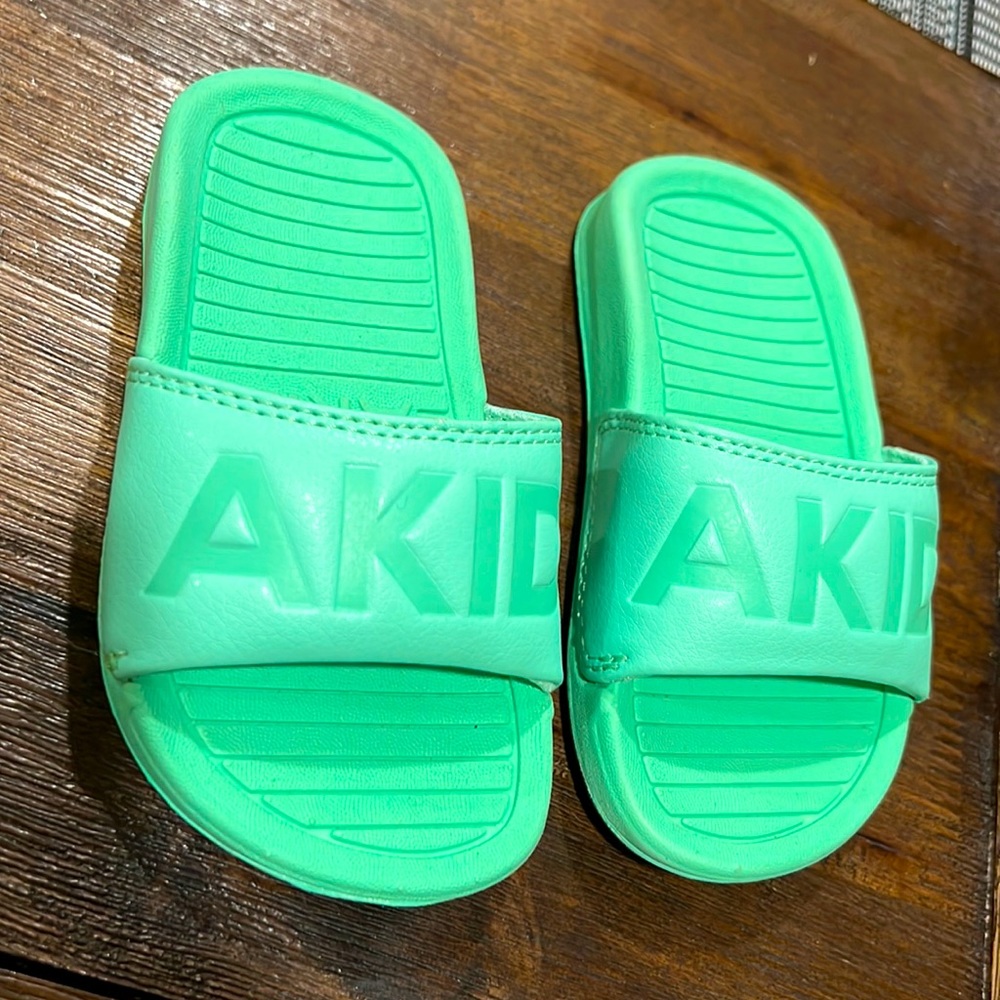 AKID mint green slides
